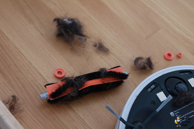 Haare werden aus der Bürste des Philips HomeRun entfernt.
